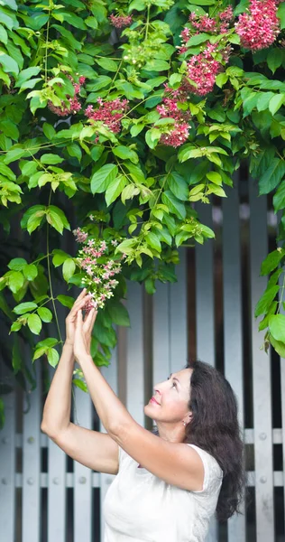 Outdoor Portret Van Een Mooie Glimlachende Oudere Vrouw — Stockfoto