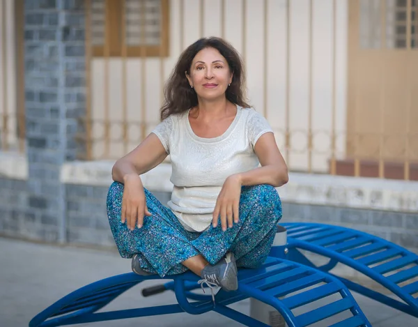 Outdoor Portret Van Een Mooie Glimlachende Oudere Vrouw — Stockfoto