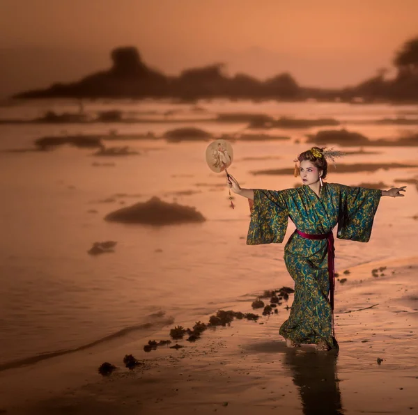 Piękny Portret Europejskiej Kobiety Japońskim Stylu Gejszy Kimono — Zdjęcie stockowe