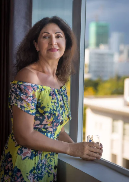 Retrato Interno Uma Bela Mulher Sênior Sorridente Lado Janela Segurando — Fotografia de Stock