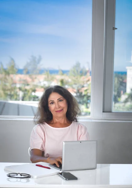 Ritratto Interno Una Bella Donna Anziana Sorridente Che Lavora Casa — Foto Stock