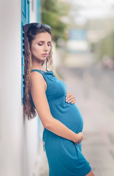 Außenporträt Einer Schönen Schwangeren Frau — Stockfoto