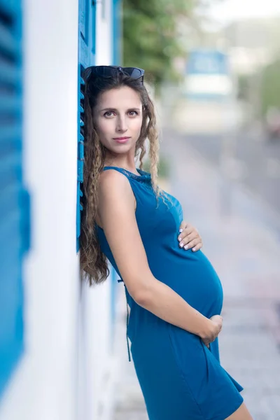 一个漂亮孕妇的户外肖像 — 图库照片