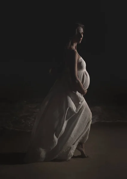 Außenporträt Einer Schönen Schwangeren Frau Bei Nacht — Stockfoto