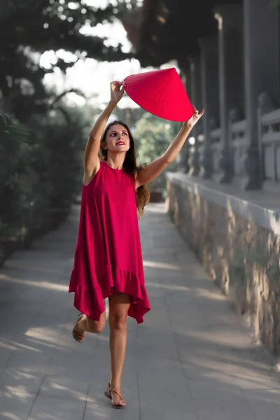 Retrato Moda Una Hermosa Mujer Sombrero Cónico Rojo Aire Libre — Foto de Stock