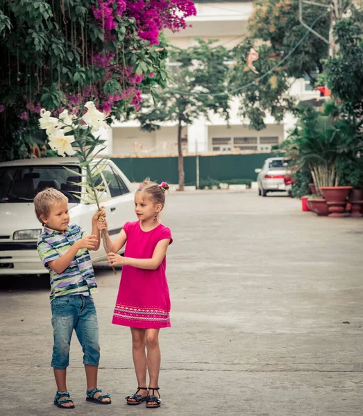 Enfants Marchant Dans Rue Avec Des Fleurs — Photo