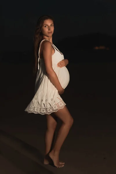 Retrato Aire Libre Una Hermosa Mujer Embarazada Por Noche —  Fotos de Stock