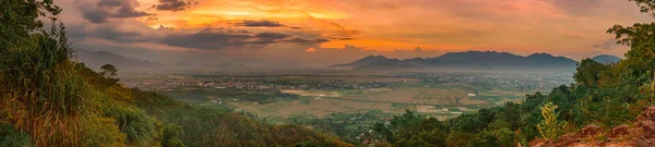 夕日の田んぼや山の美しい風景 パノラマ — ストック写真