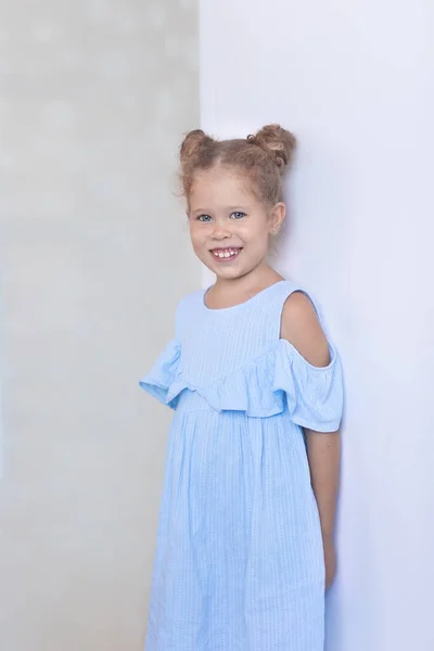 Retrato Uma Menina Bonito Sorrindo — Fotografia de Stock