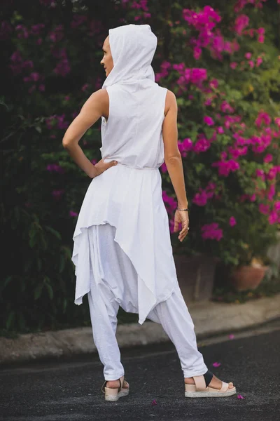 Fashion Portret Van Een Mooie Vrouw Buiten — Stockfoto