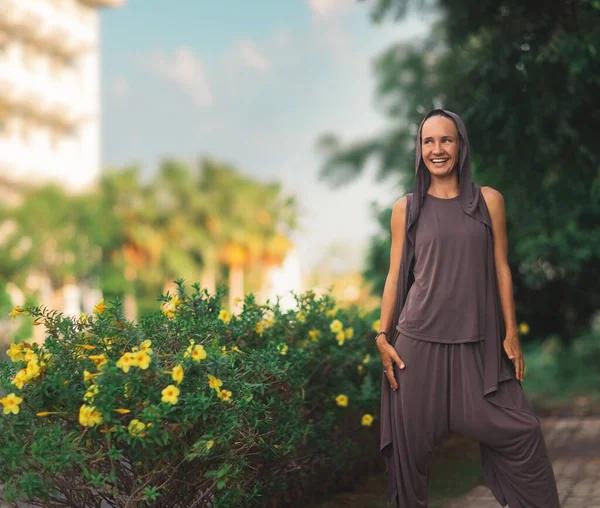 Retrato Moda Uma Mulher Bonita Livre — Fotografia de Stock