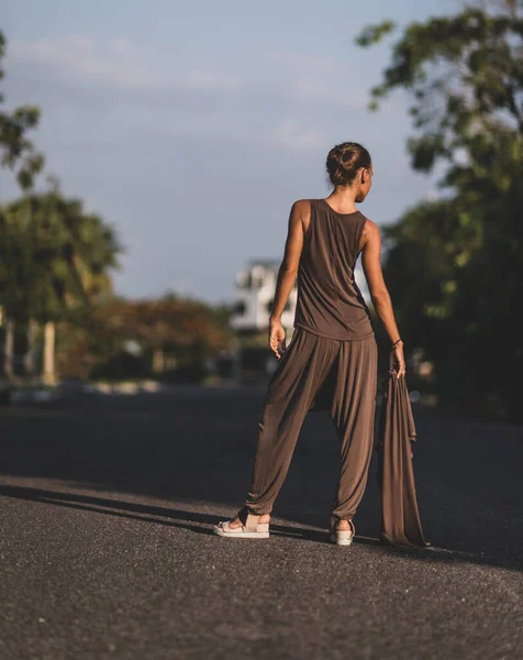 Módní Portrét Krásné Ženy Venku — Stock fotografie