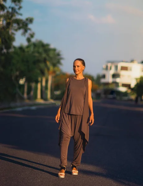 Retrato Moda Una Hermosa Mujer Aire Libre —  Fotos de Stock