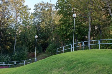 Parkta iki fener. Toila