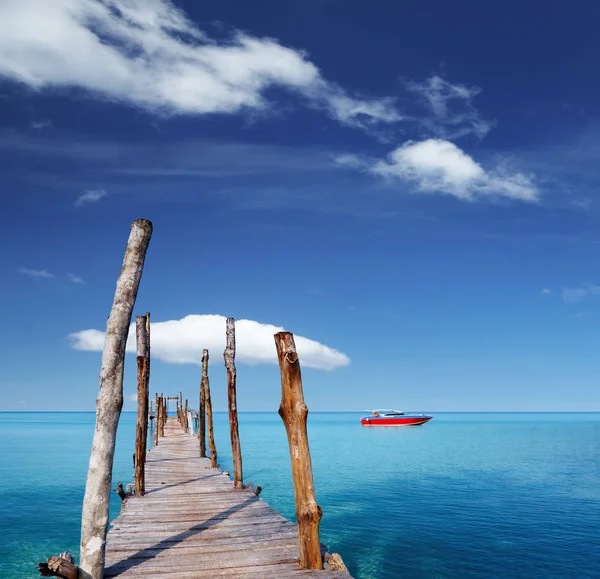Деревянный Пирс Тропическом Острове Море Голубое Небо — стоковое фото
