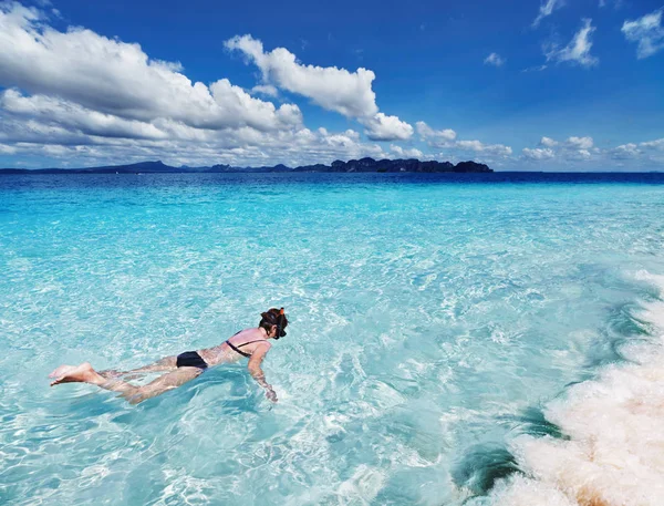 Plage tropicale, plongée avec tuba — Photo