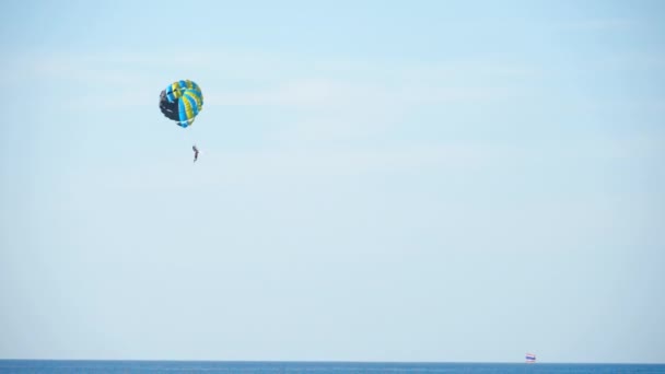 Parasailing esporte extremo — Vídeo de Stock