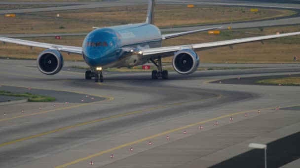 Boeing 787 in rullaggio dopo l'atterraggio — Video Stock