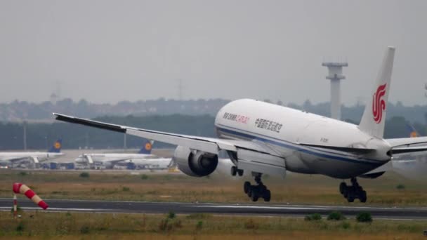 Avión aterrizando en Frankfurt — Vídeos de Stock