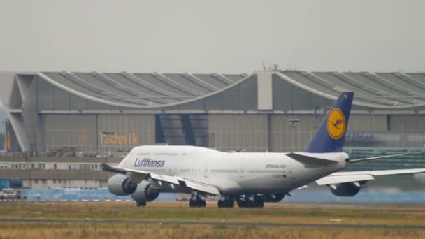 ボーイング 747 が離陸前にフランクフルトから加速します。 — ストック動画