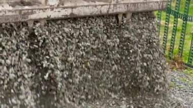 Kamyonu boşaltmaya ezilmiş taş.