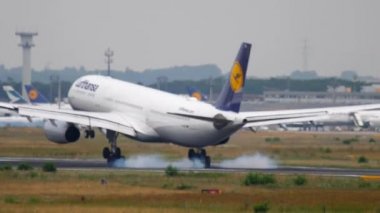 Frankfurt 'a inen uçak