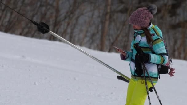 Amateur skiër meisje op een lift — Stockvideo