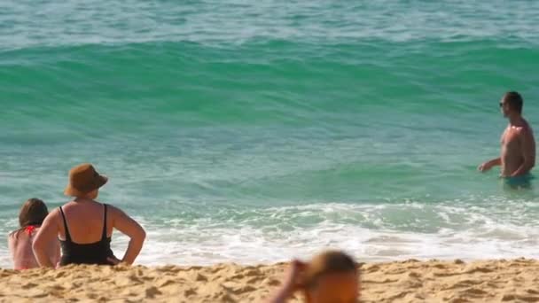 Azuurblauwe golven gerold op het zand van het Karon strand — Stockvideo