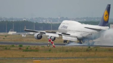 Frankfurt 'a inen uçak