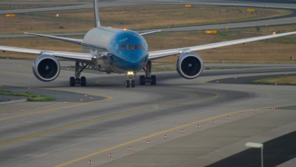 Boeing 787 in rullaggio dopo l'atterraggio — Video Stock