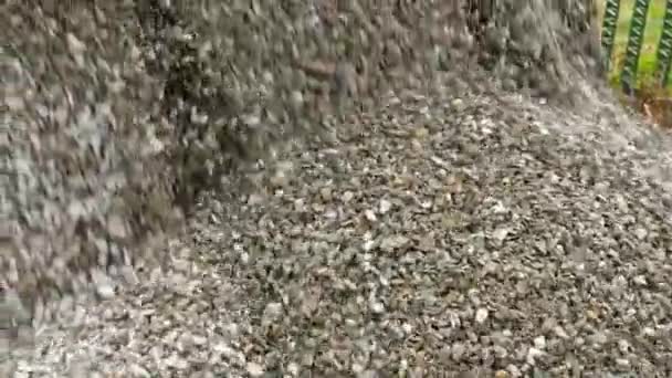 Teherautó kirak zúzott kő. — Stock videók