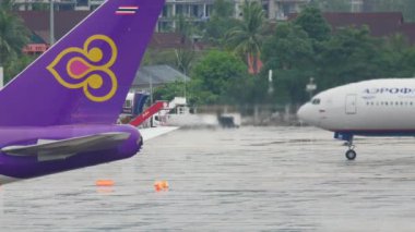 Boeing üçlü yedi Aeroflot iniş sonra Taksilemek