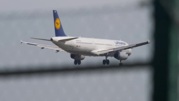 Lufthansa Airbus 320 aproxima-se — Vídeo de Stock