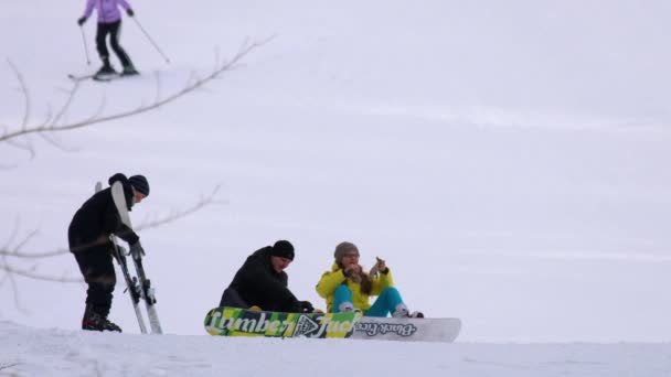 Snowboarding v zimním středisku — Stock video