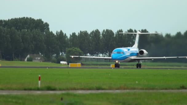 KLM Cityhopper Fokker 70 acelera — Vídeo de stock