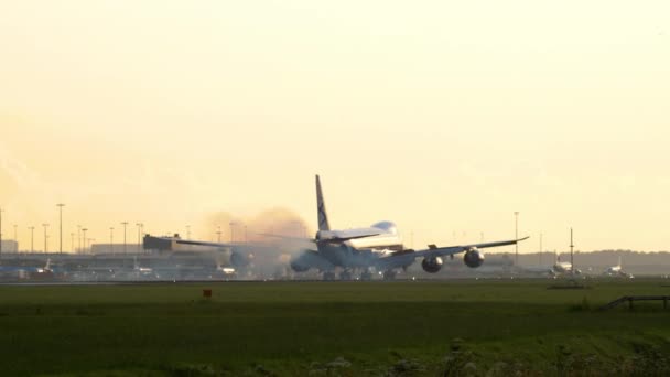 Luft bron Cargo Boeing 747 närmar sig — Stockvideo