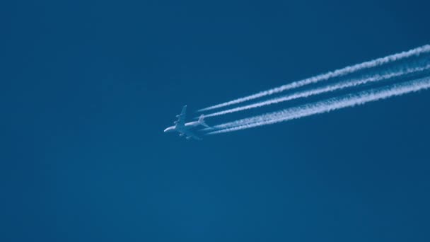 Passagierflugzeug im Höhenflug — Stockvideo