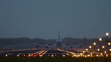 Büyük Jet uçak iniş