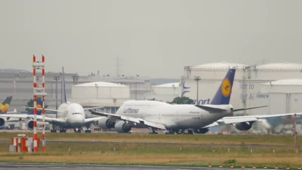 Boeing 747 start vanuit Frankfurt — Stockvideo