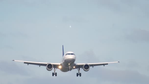 Avión acercándose temprano en la mañana — Vídeos de Stock