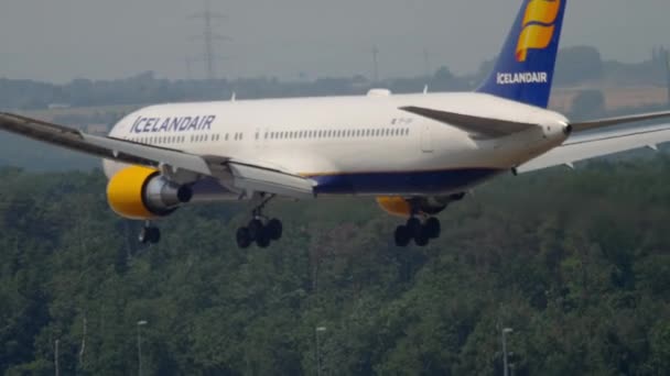 Icelandair boeing 767 πλησιάζει — Αρχείο Βίντεο