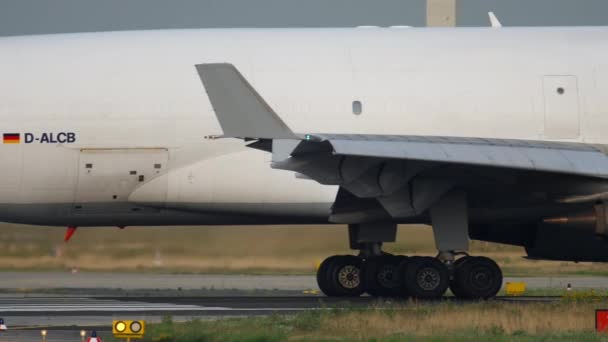Lufthansa Carga MD-11 taxiing — Vídeo de Stock
