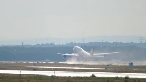 O Boeing 747 acelera e descola de Frankfurt — Vídeo de Stock