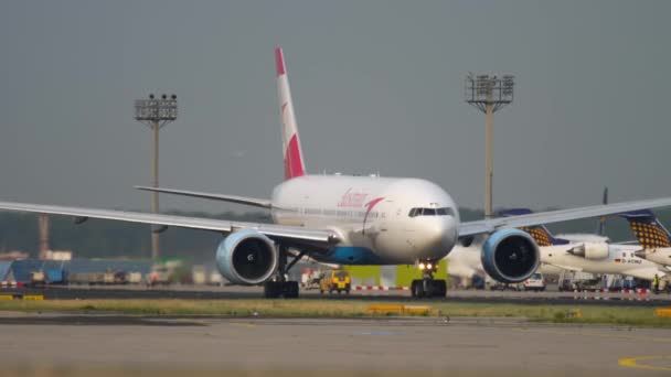 Boeing 777 circulant avant le départ — Video