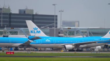 Uçak indikten sonra kalkıyor.