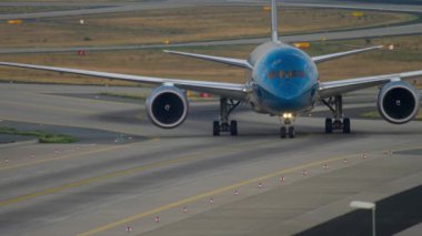 Boeing 787 iniş sonra Taksilemek