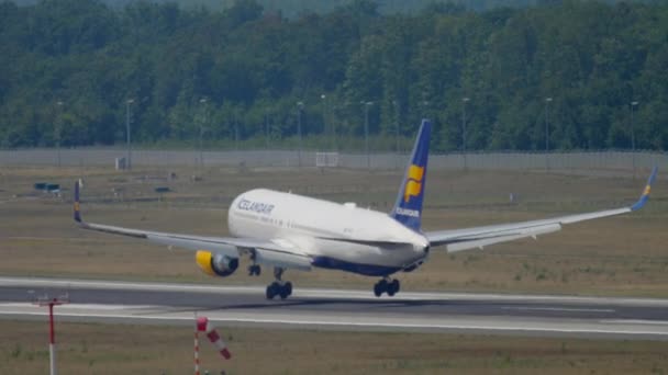 Icelandair boeing 767 approaching — Stock Video