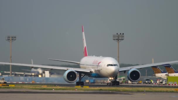 Boeing 777 gidiş daha önce Taksilemek — Stok video