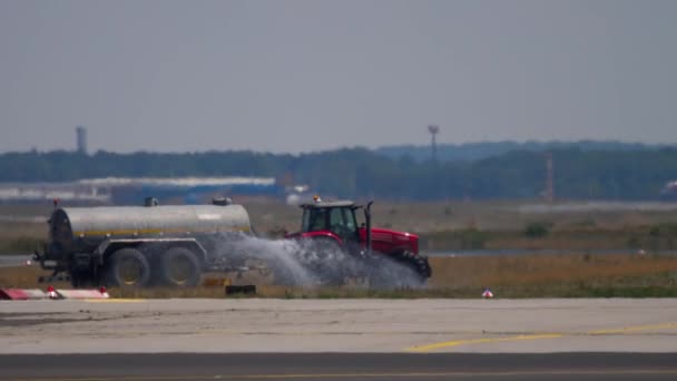 Water truck spraying water — Stock Video