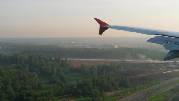 Vista aérea desde el avión descendente — Vídeos de Stock